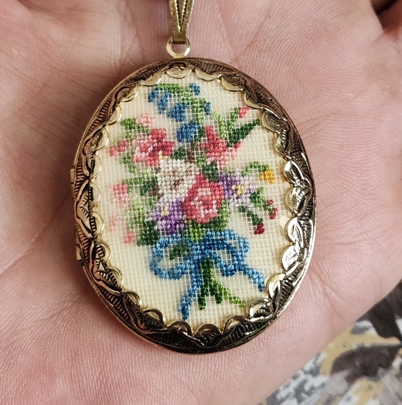 Vtg Petit Point Gold-Tone Locket Pendant Necklace - Picture 5 of 6